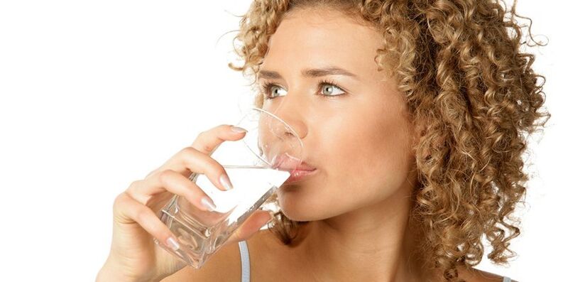 Bij een drinkdieet moet u naast andere vloeistoffen ook 1, 5 liter gezuiverd water consumeren