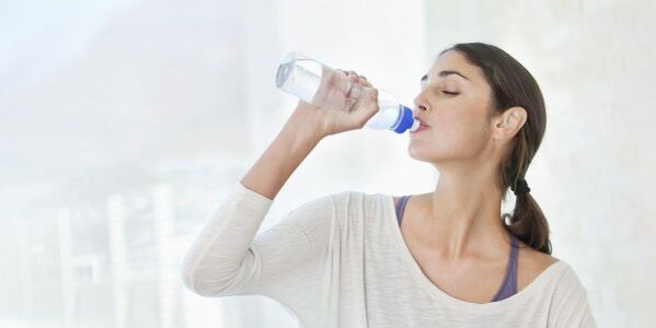 Om snel af te vallen, moet je dagelijks minimaal 2 liter water drinken. 