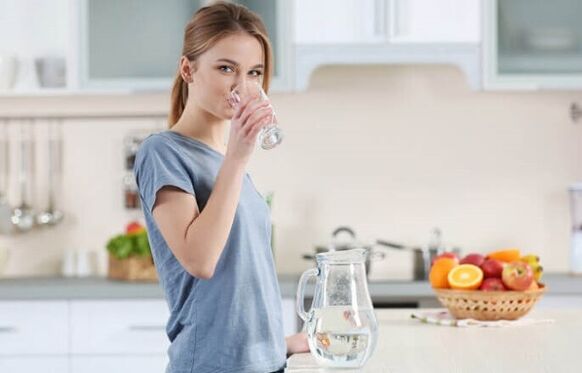 Water drinken vóór de maaltijd om af te vallen met een lui dieet