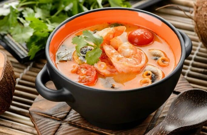 Soep tom-yam met zeevruchten