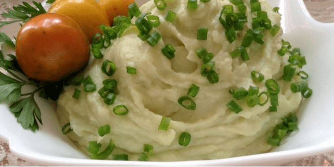 Puree gemaakt van gekleurde kool met tomaten