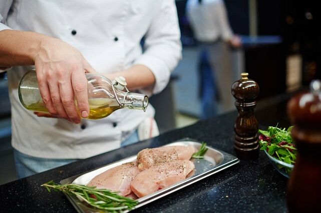 kip en olijfolie eten op een ketogeen dieet